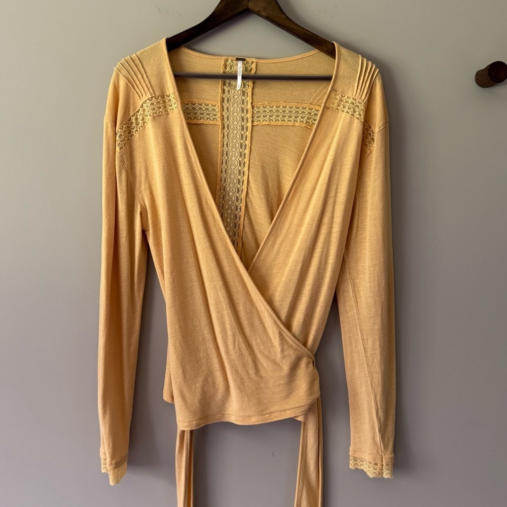 FREE PEOPLE WRAP WITH LACE DETAIL SIZE MEDIUM